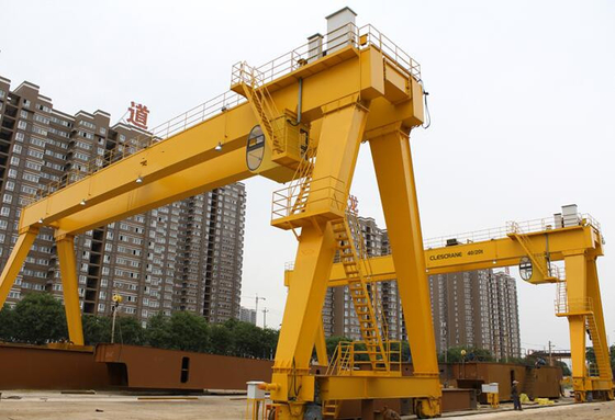 शिपयार्ड में 42M स्पैन ट्रस्ड टाइप गैन्ट्री क्रेन 75ton क्षमता