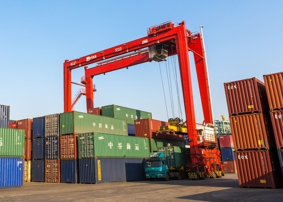 QU70 QU80 रेल पोर्ट कंटेनर क्रेन स्वचालित स्टैकिंग कंटेनर अनलोडिंग क्रेन