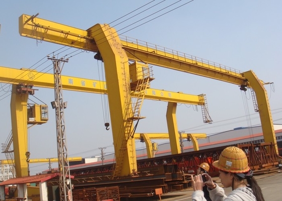 5T-32T रेल माउंटेड गैन्ट्री क्रेन 380V 60HZ 3 फेज स्टोन मार्बल क्रेन