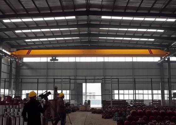 स्पैन 7.5-31.5 मीटर 20 टन ब्रिज क्रेन सिंगल बीम ईओटी क्रेन 8 मीटर / मिन लिफ्टिंग स्पीड