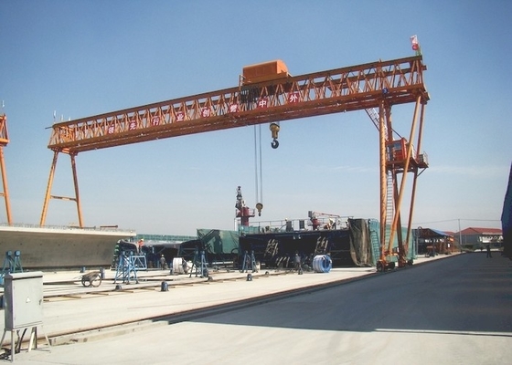 50T ट्रस प्रकार निर्माण क्रेन उपकरण रिमोट या केबिन कंट्रोल