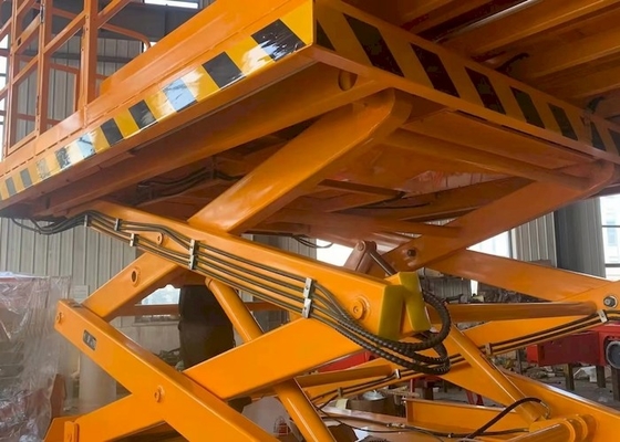 असमान जमीन के लिए OEM 3.98mx1.83m प्लेटफार्म 680 किलो डीजल कैंची लिफ्ट